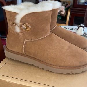 GENTLY WORN BAILEY BLING UGGS